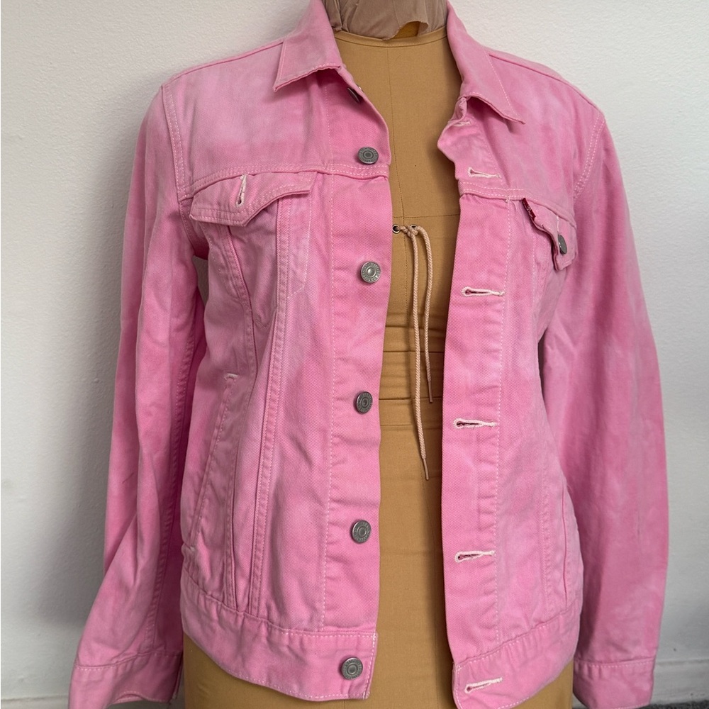 Bubblegum pink Levi’s denim jacket